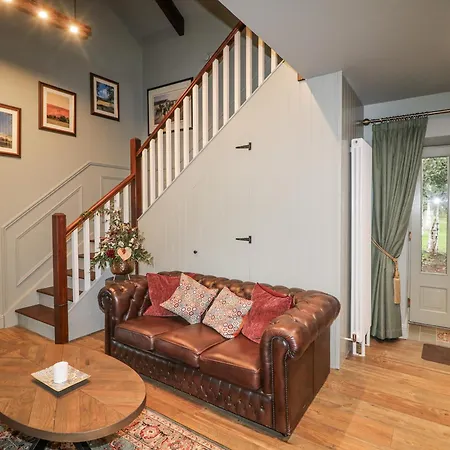 Robins Rest At The McGrath's Cross Roads